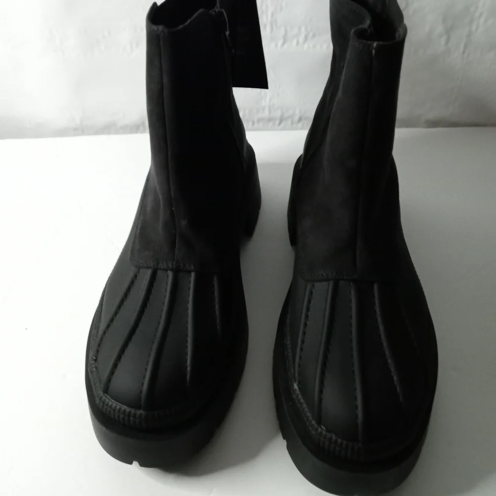 Women's Universal Thread, water repellent boot size 10 Black memory foam, .NWT